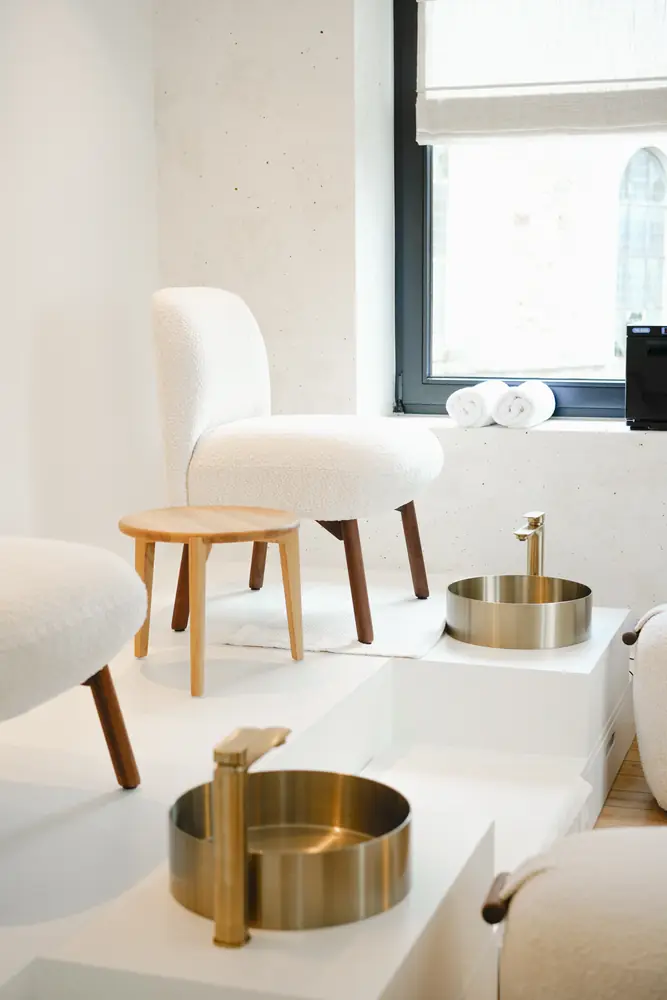 Le spa pédicure de La Maison Cocoon avec ses vasques dorées